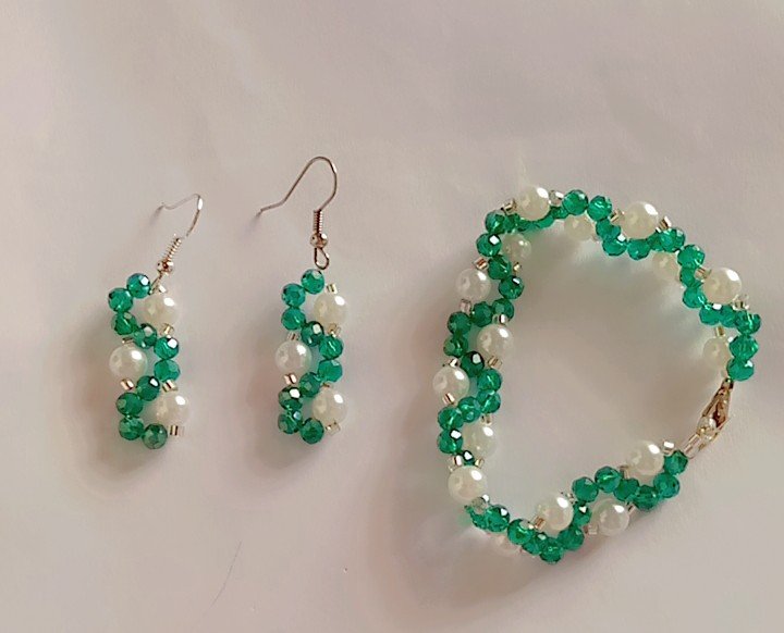Green and white beaded bracelet with earrings | jewelry 
