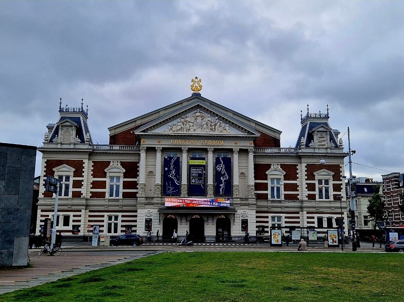 Walking around in the most touristy spot of Amsterdam