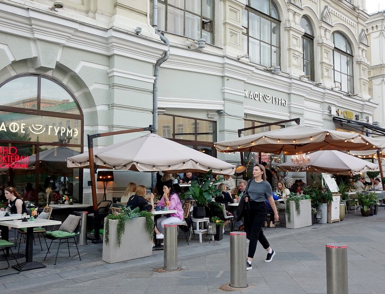 PhotoFeed Contest - Street Photography Round 120. Уличные веранды у кафе на Никольской - Outdoor verandas at the cafe on Nikolskaya street