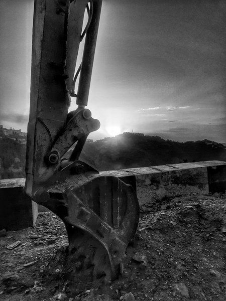 Sunset, steel and silent cries #monomad 