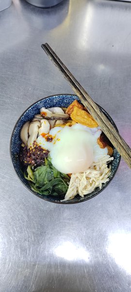 FOODlog #1372: Pulled Noodles with Chili Garlic Peanut Sauce 