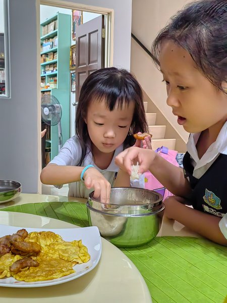 The story of children returning from school very hungry.
