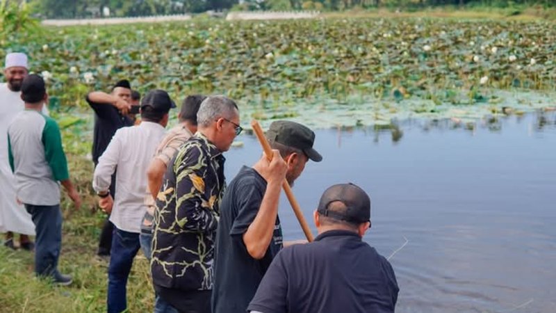 Acción de Limpieza Ambiental en el Embalse de Paya Kareung, Bireuen. También asistieron el Vicerregente y Miembro de la Cámara de Representantes de Indonesia.