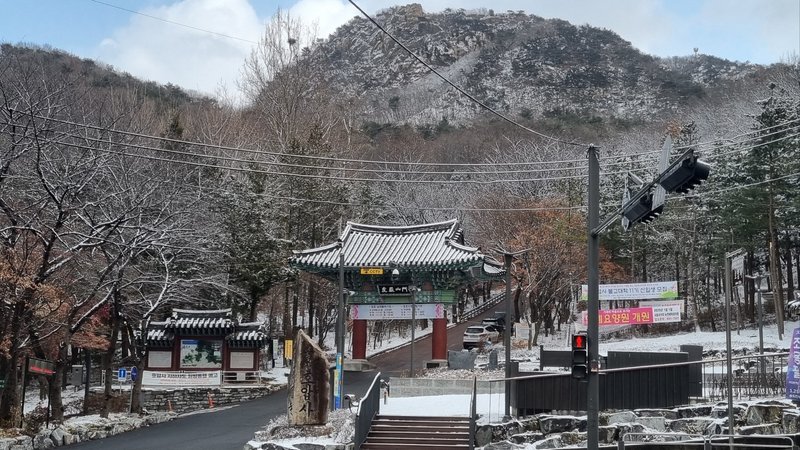 눈 내린 산