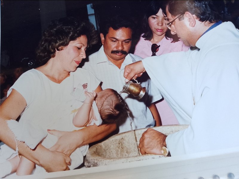 Mi hija Recibió el agua bautismal.
