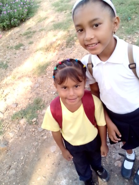(ENG-ESP)My daughters fulfilling their duty of going to school/Mis hijas cumpliendo con su deber de ir a la escuela