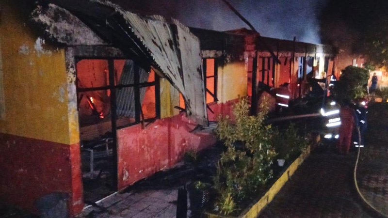 Varias aulas de la escuela primaria estatal Bireuen 2 se incendiaron.