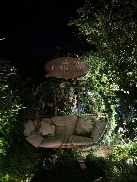 Panchina accogliente in un ristorante di St Tropez 🌸🍽️