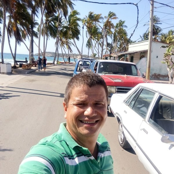 [ ESP/ENG ] En la fila para abastecer gasolina . / In line to fill up with gas.