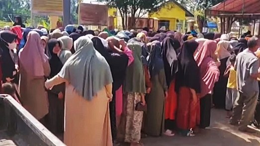A pesar del calor, los residentes del distrito de Jangka hacen fila en el mercado de segunda mano.