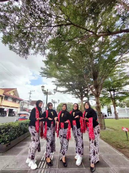 Taking Pictures of Traditional Clothes in Yogyakarta
