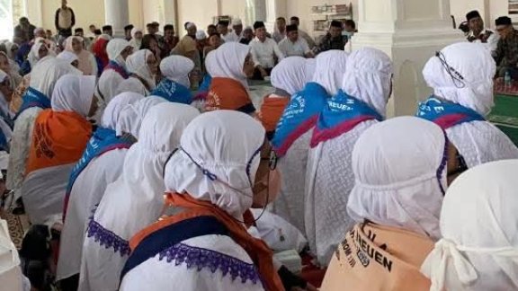 Miles de residentes de Bireuen acuden a seis mezquitas para despedir a los peregrinos del Hajj.