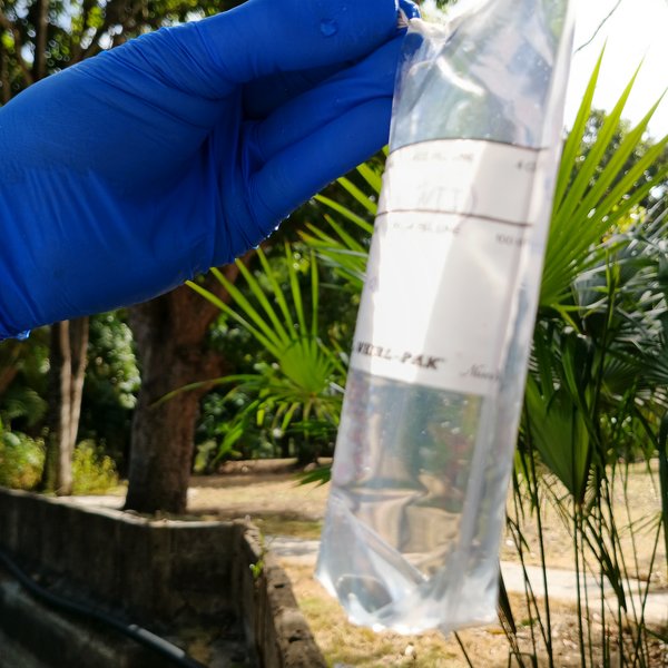 [ESP/ENG] Acompañando a las autoridades a realizar estudios del agua./ Accompanying authorities in conducting water studies.