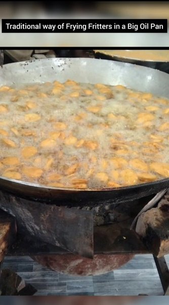 Pakistani Traditional way of Frying Fritters in a Big Oil Pan || Unique and Old technique
