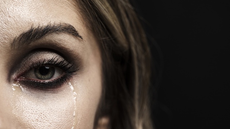 woman-with-green-eyes-crying_23-2148275472.jpg