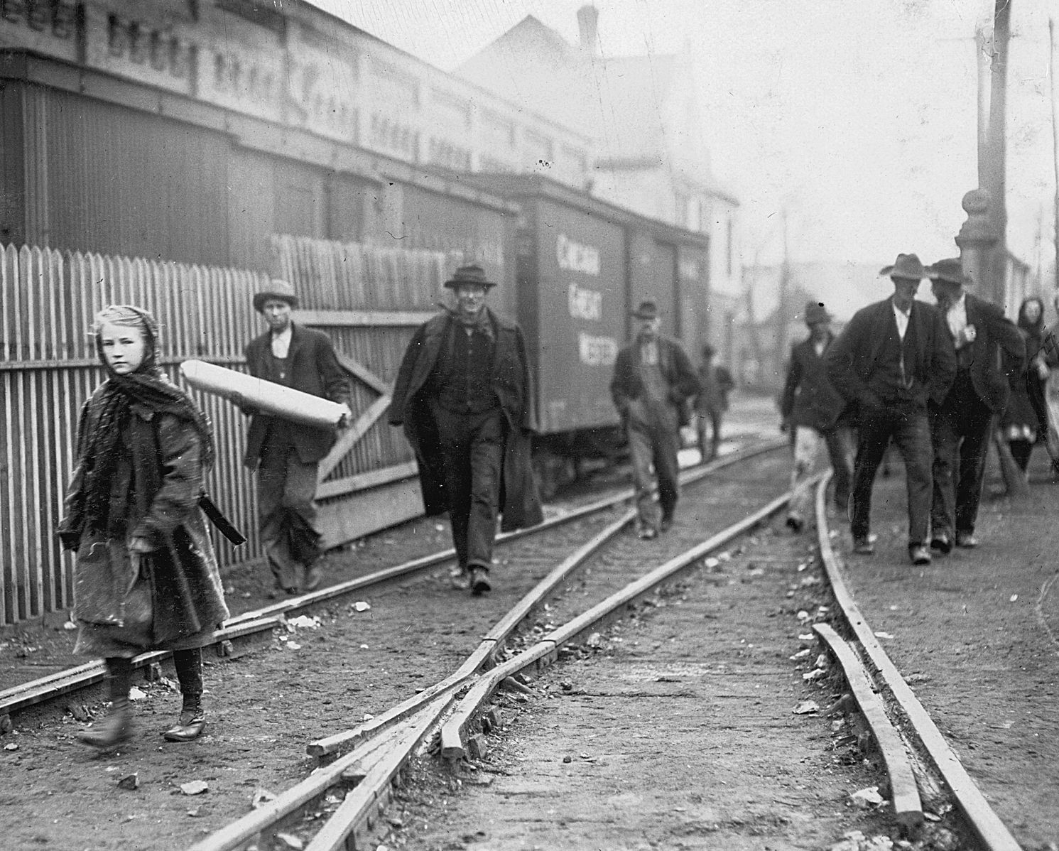 Brookside-cotton-mill-workers-hine-tn1crop.jpg