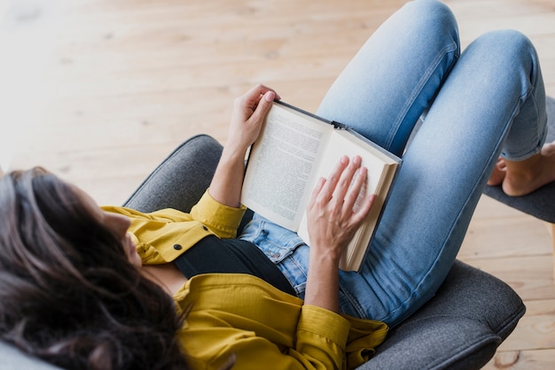 mujer-alto-angulo-leyendo-libro_23-2148293970.jpg