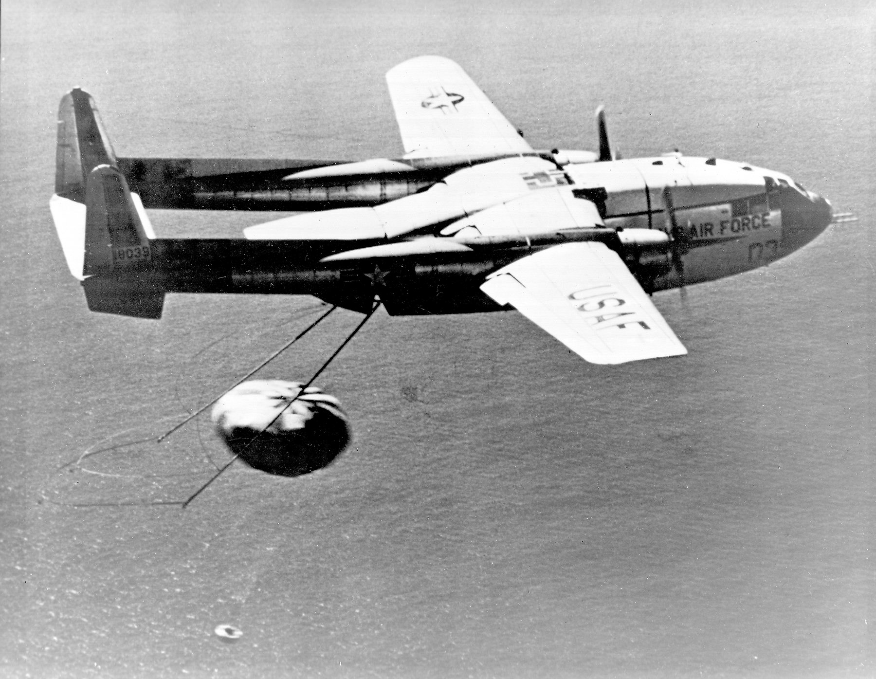 Fairchild_C-119J_Flying_Boxcar_recovers_CORONA_Capsule_1960_USAF_040314-O-9999R-001.jpg