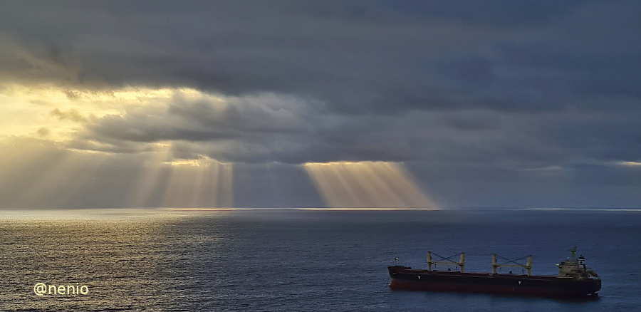 sun-rays-and-ship-01.jpg