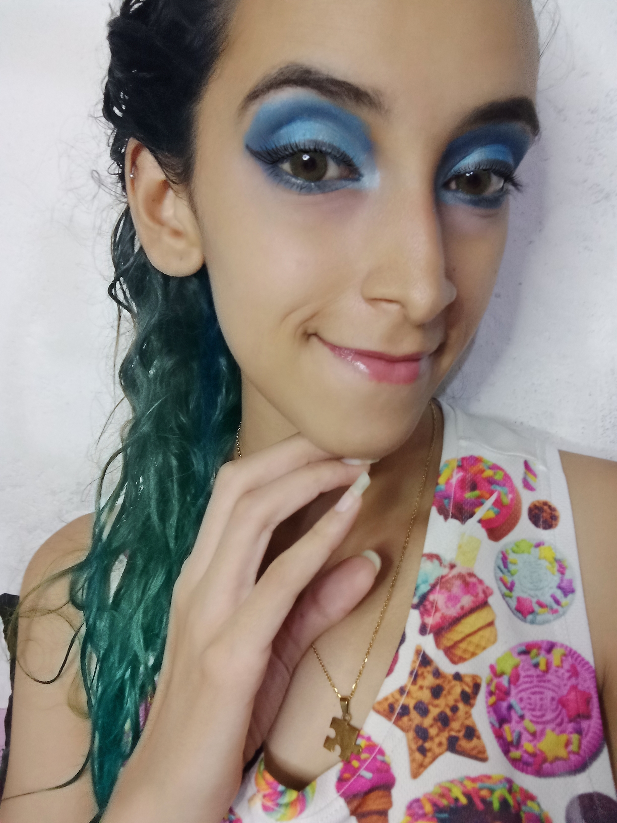 Simple makeup in blue tones || Maquillaje sencillo en tonos azules || by  @gillianscenteno — Hive
