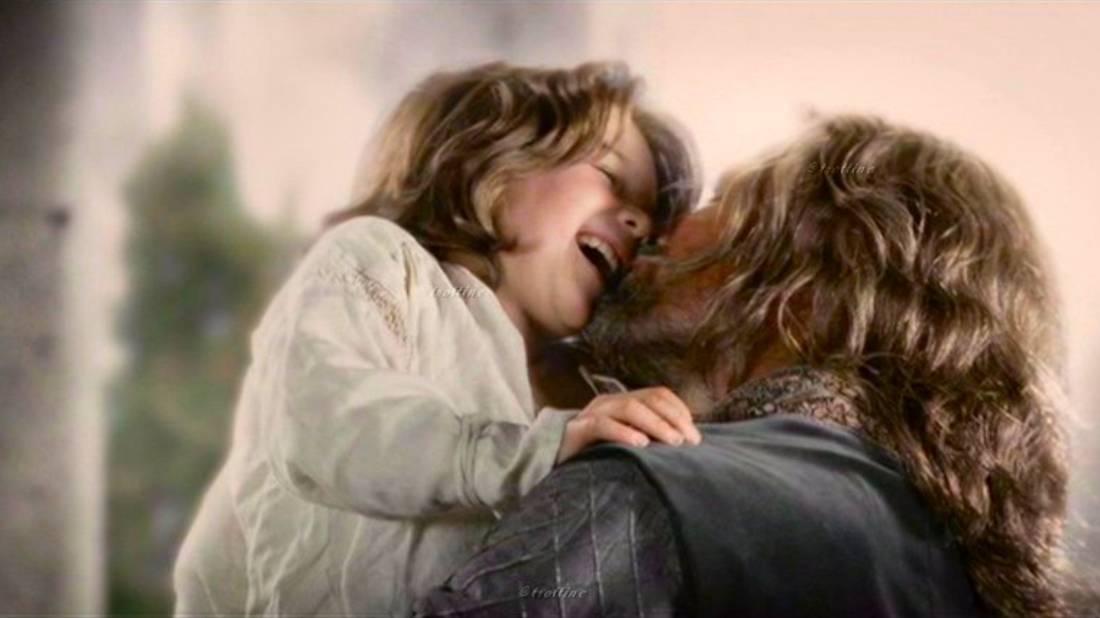 Aragorn-kisses-his-son.jpg