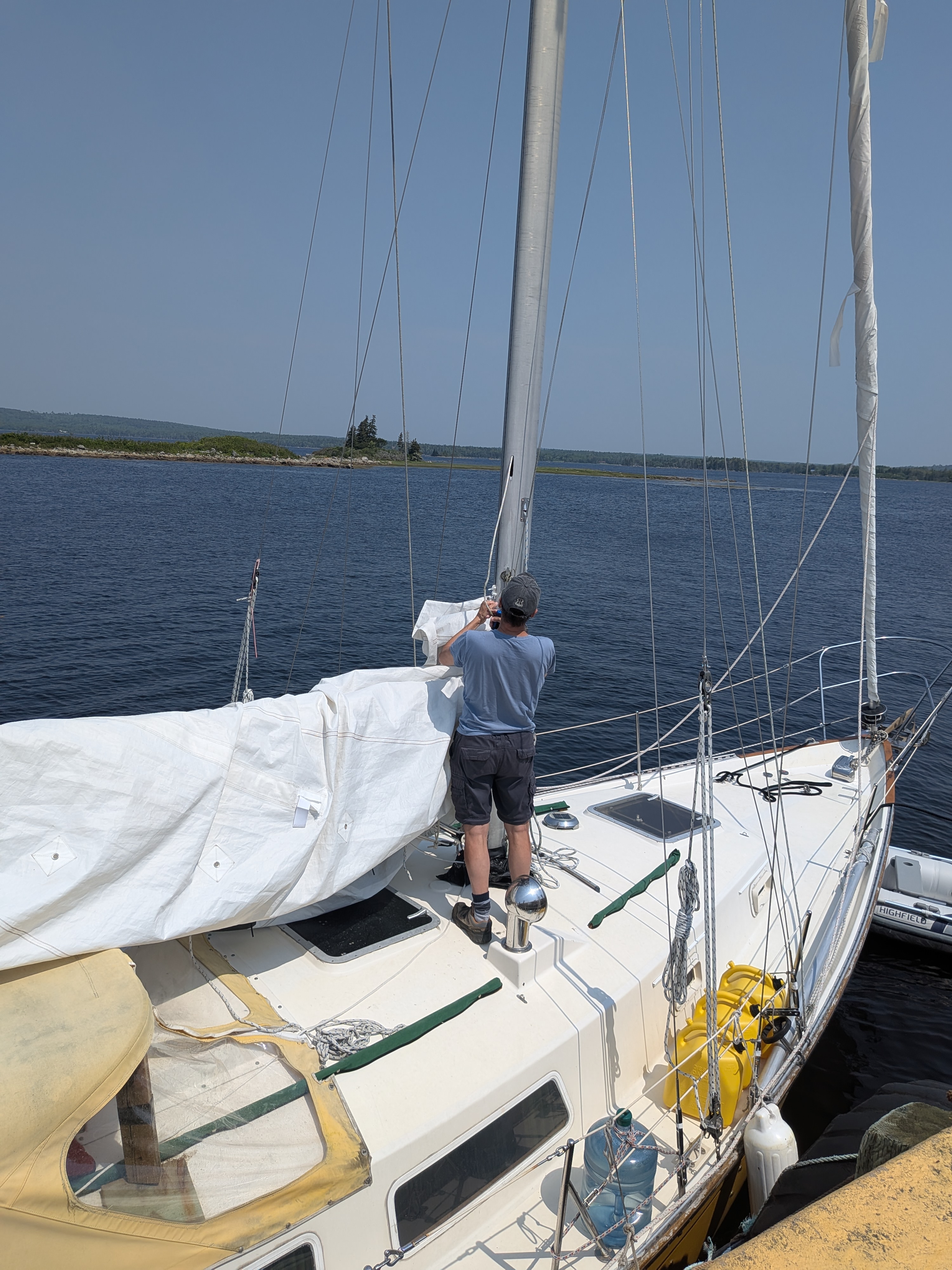 https://images.hive.blog/DQmPH5A2YTjUBrwD4vGDEsnnpsRzsJqeYeWHumF58h2DZmH/pierre-juryrigging-mainsail.jpg