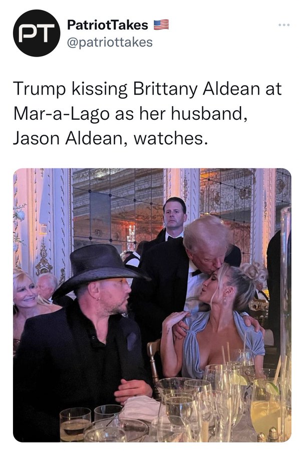 Trump Kiss FlgsZoVXkAEU7qA.jpeg