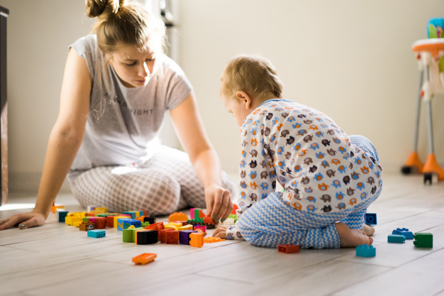 nino-mama-jugando-colorido-kit-construccion_1321-400.jpg