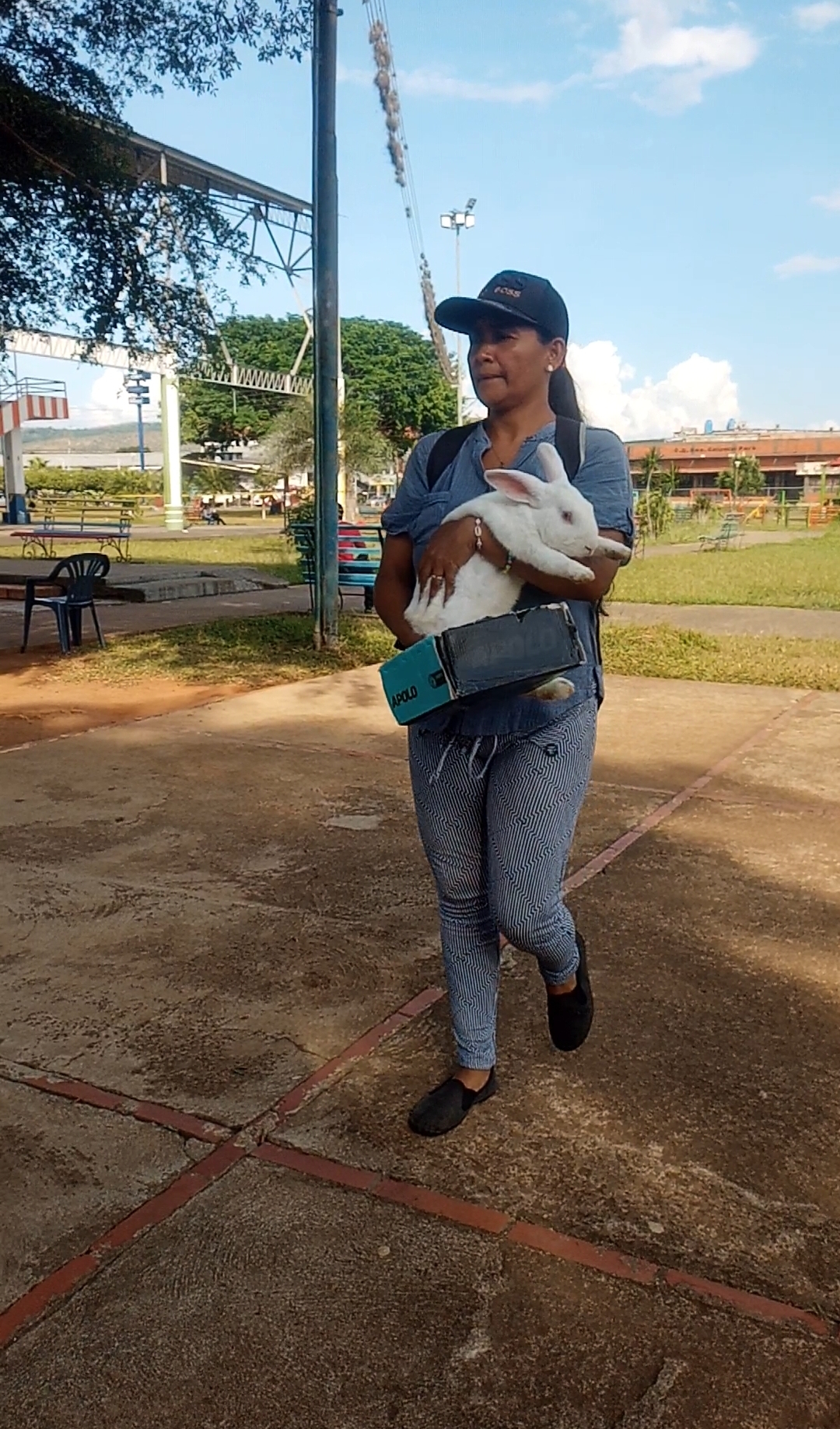 señora con conejo