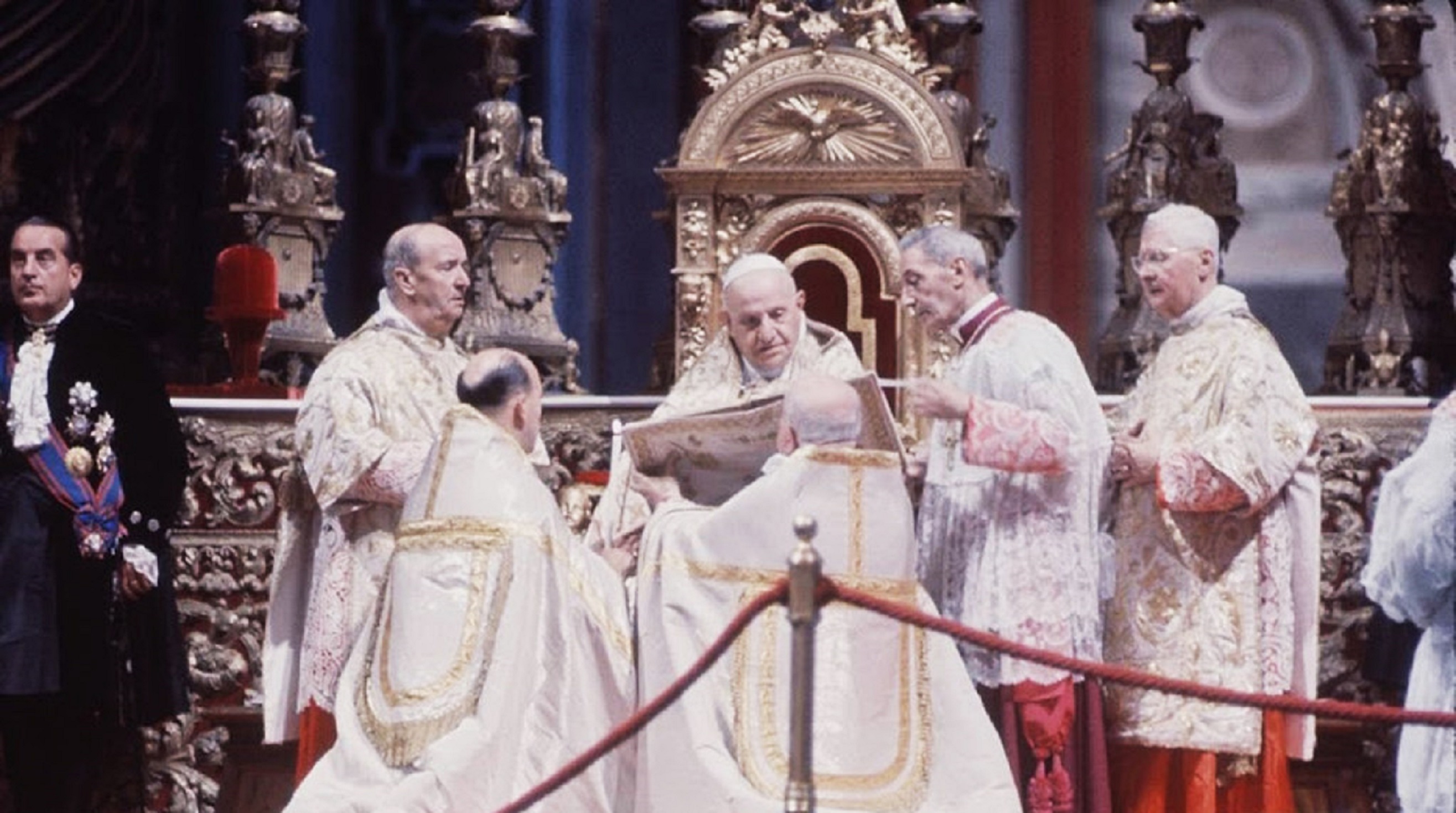 Giovanni_XXIII_durante_il_Concilio_Vaticano_II_(Lothar_Wolleh).jpg