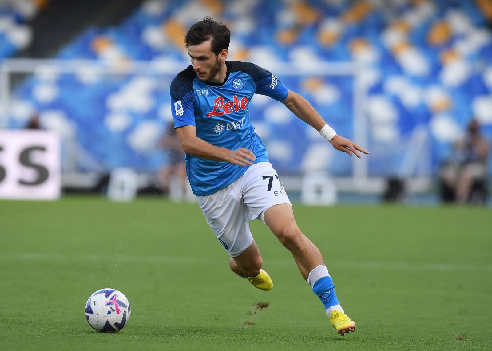 Kvaratskhelia-in-action-for-Napoli-against-Monza-sscnapoli.jpeg