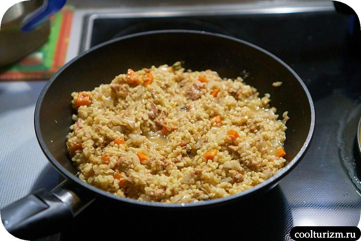 Spicy bulgur with stew in a pan\Würziger Bulgur mit Eintopf in einer ...