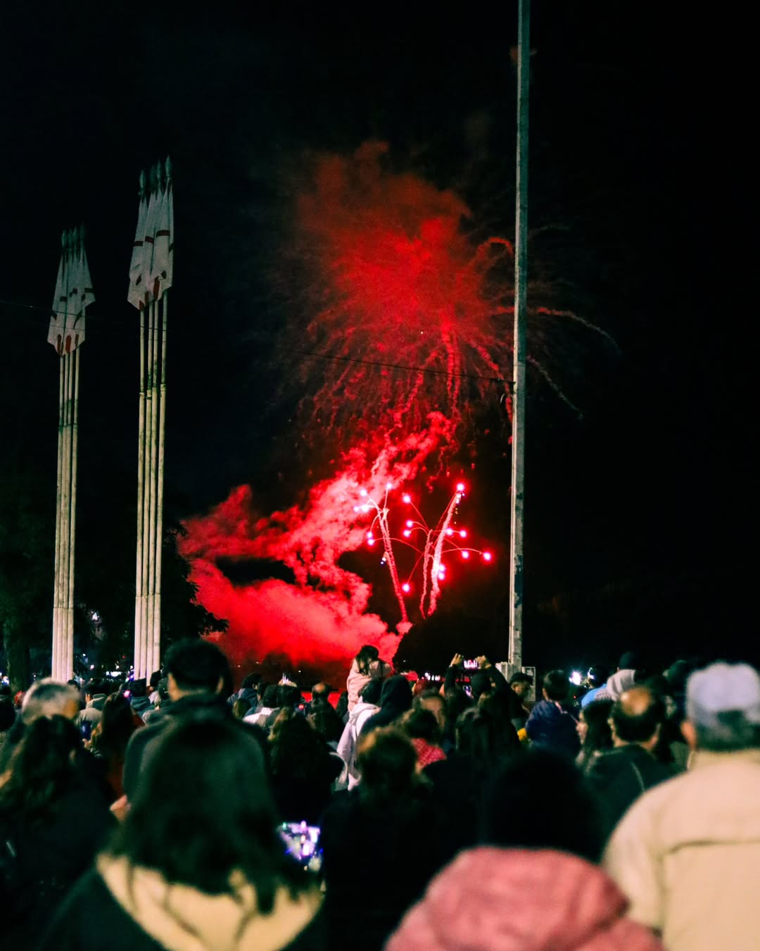 Una noche iluminada   La noche valdiviana ......#nochevaldiviana #nochevaldiviana2025 #nochevaldiviana2025 #valdiviachile #barco #luces #nochedeluces.heic (1).jpg