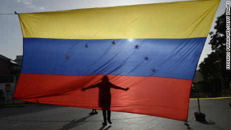 200916224541-venezuela-bandera-sombra-persona-2017-large-169.jpg