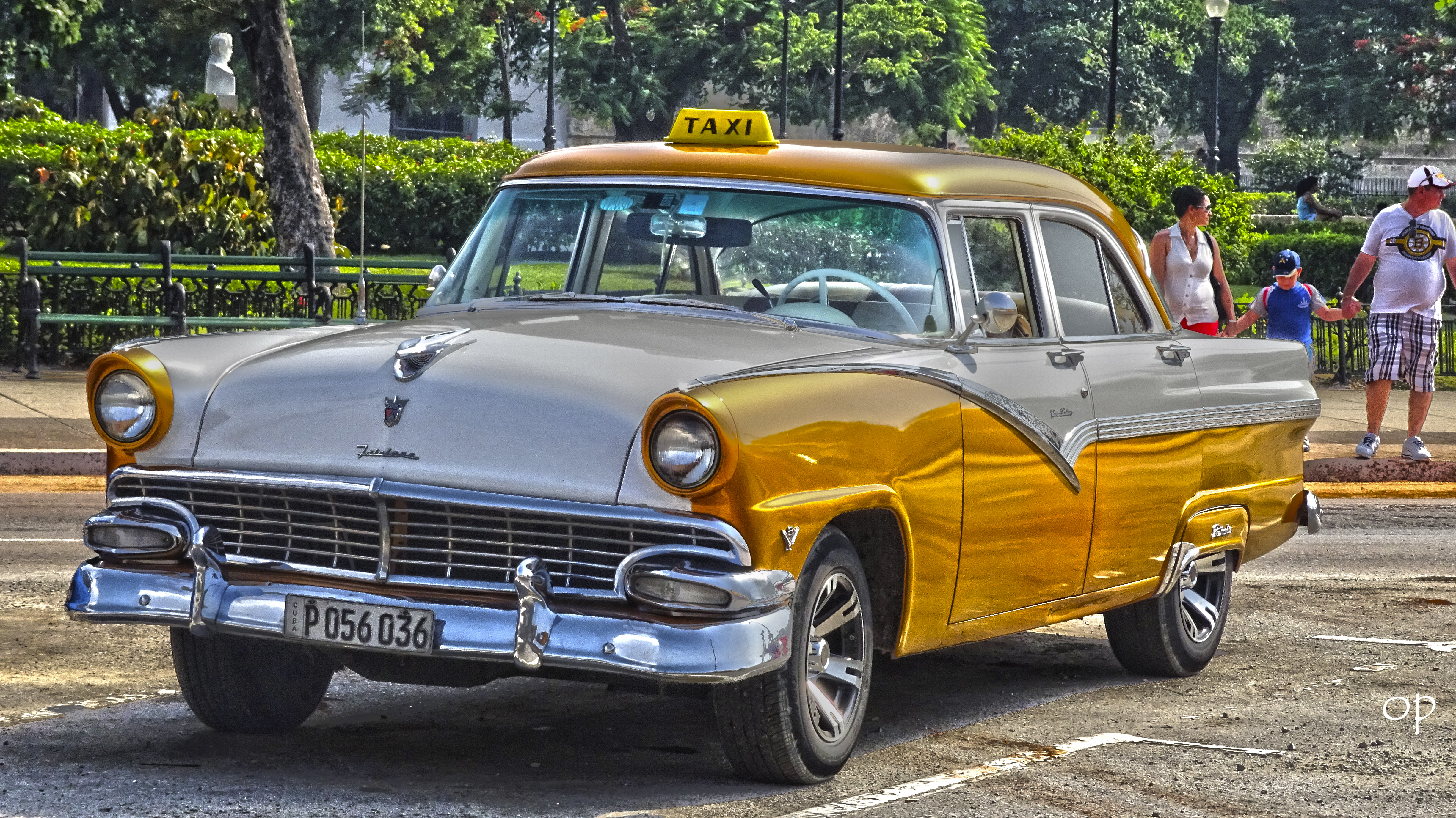 ford fairlane sedan 1956.jpg