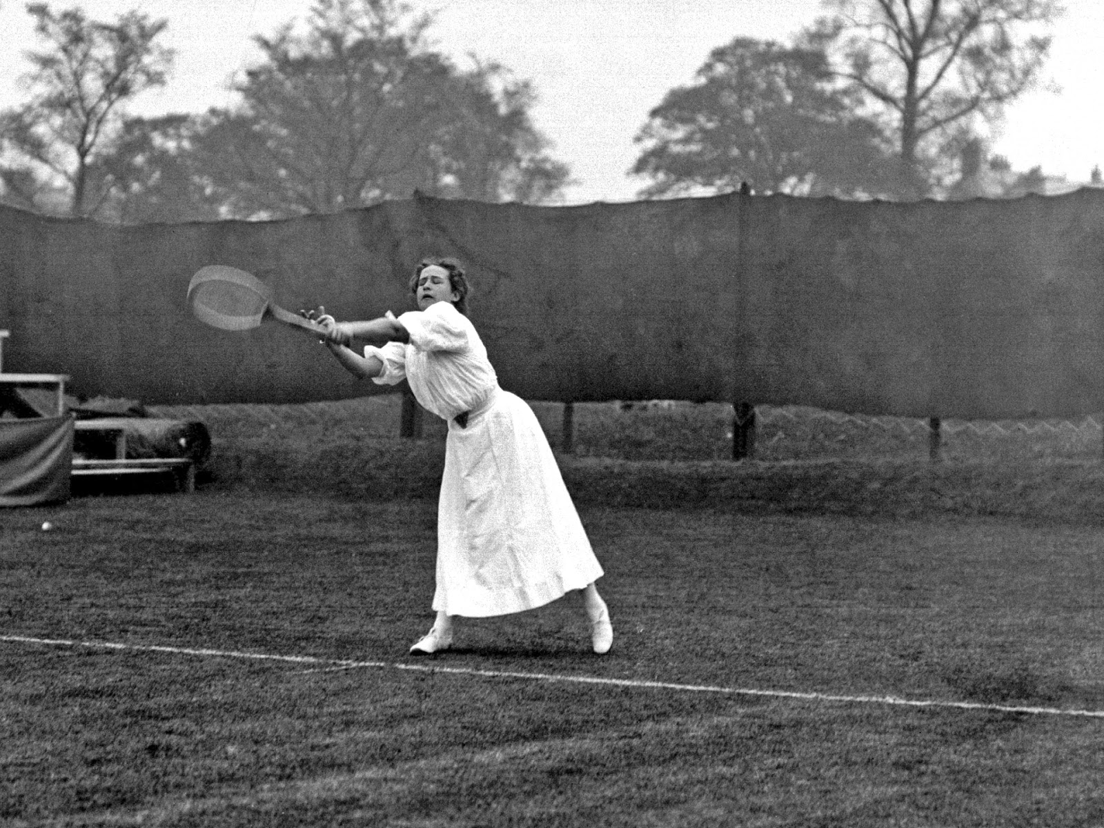 May Sutton Bundy, the first US player to win the Wimbledon ladies' singles title, pictured in action in 1907.jpg