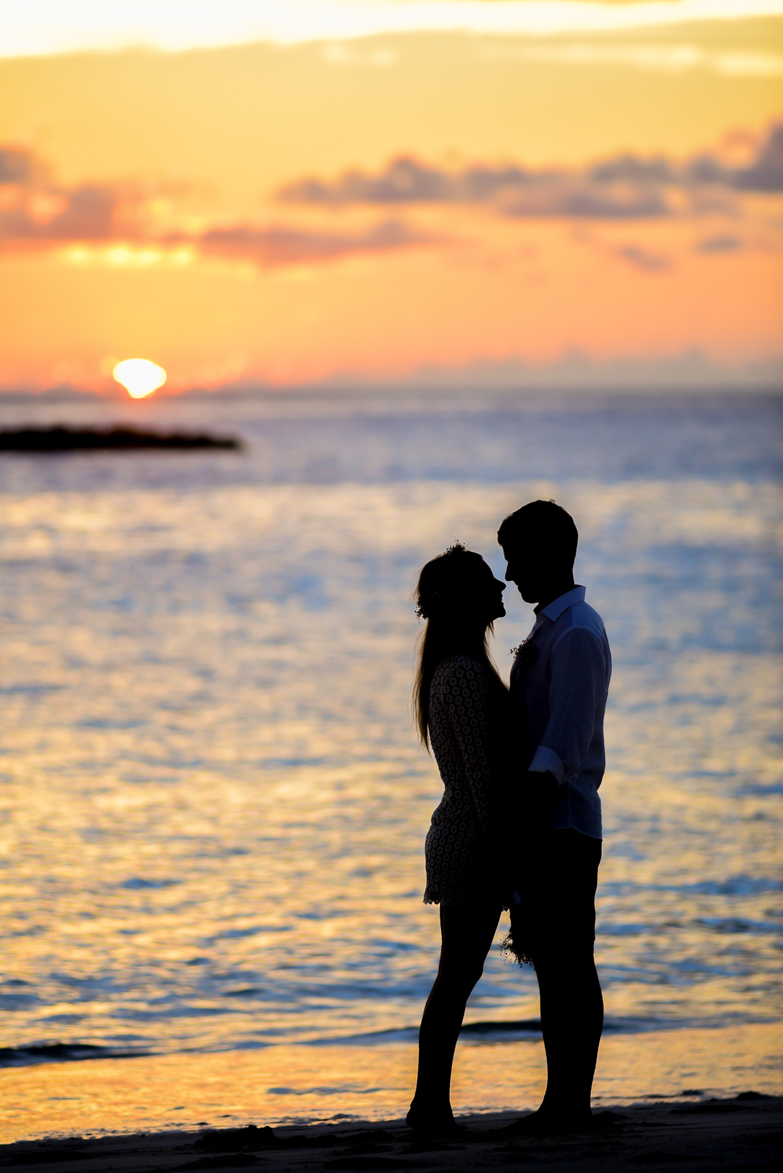 silhouette-of-couple-on-seashore-1024984.jpg