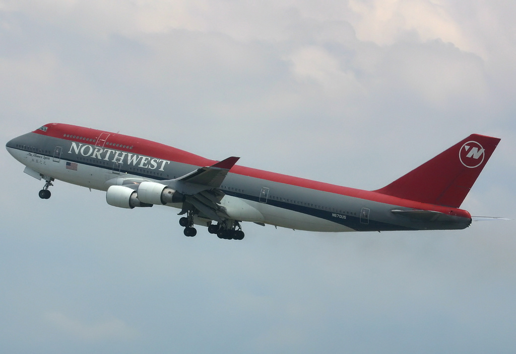 Northwest_Airlines_Boeing_747-400_Spijkers.jpg