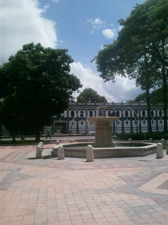 Fuente y al fondo la escuela militar.jpg