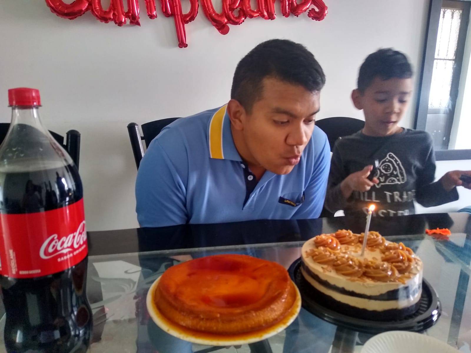 leandro y la torta.jpg