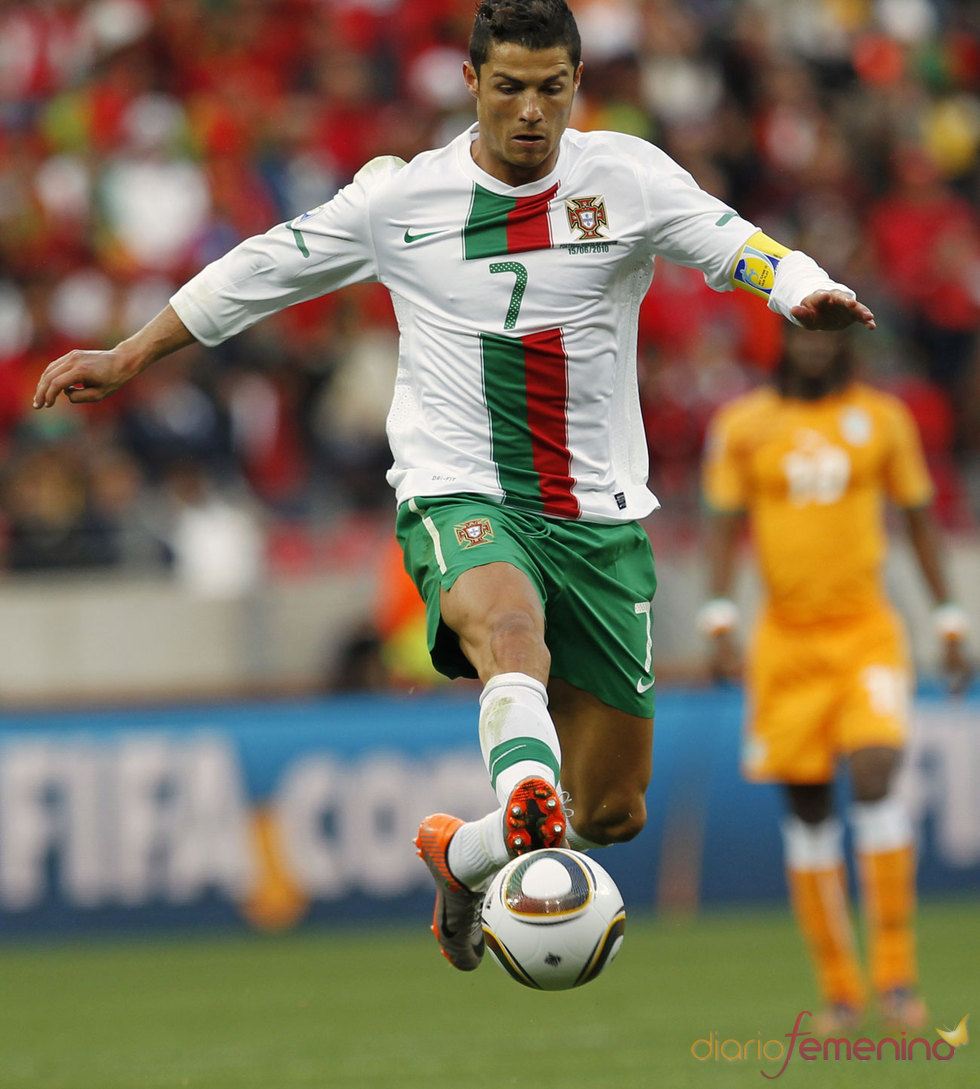 4758_cristiano-ronaldo-es-el-dueno-del-balon-en-el-mundial-2010.jpg