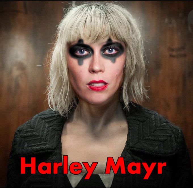 Chrissie Mayr Simpcast as Batman Joker Harley Quinn FtJWyEmXsAAYeKs.jpeg