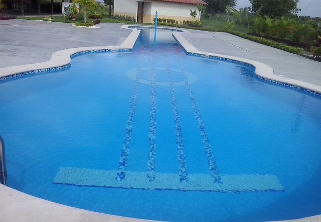 LA PISCINA.jpg