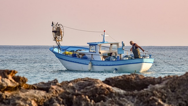 fishing-boat-5736839_640.jpg