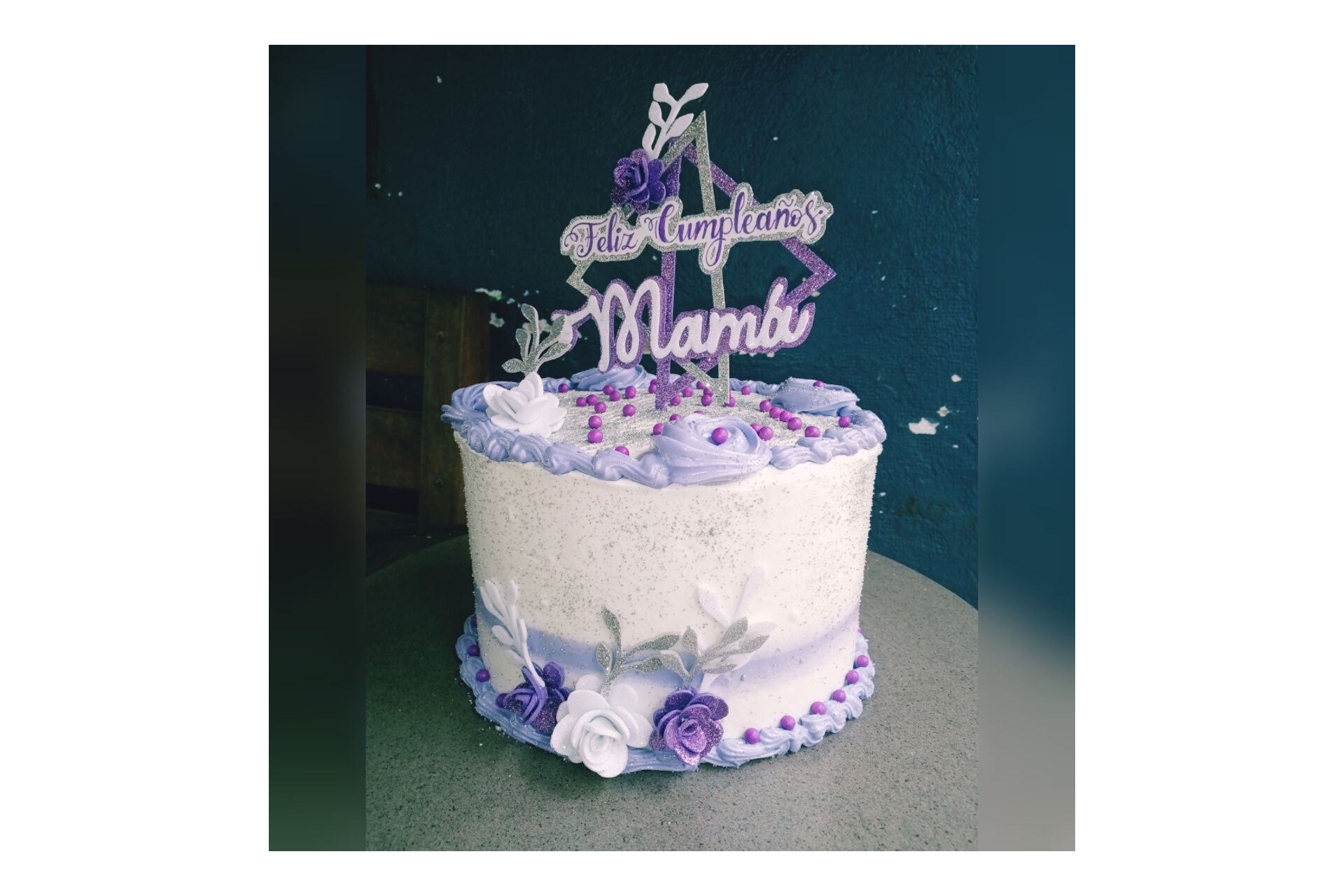 Decorate this cake for my grandmother who is having her birthday today, I  invite you to see , ??les invito a ver Decore está torta para mi abuela  que está de cumpleaños