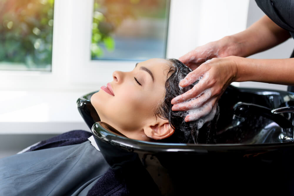 mujer-peluqueria-lavado-cabello.jpg