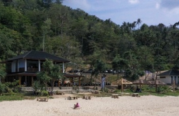 pantai momong_cafe.jpg