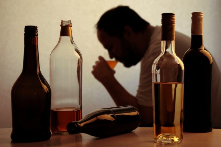 alcohol-addiction-concept_t20_4l1O6x-768x512.jpg