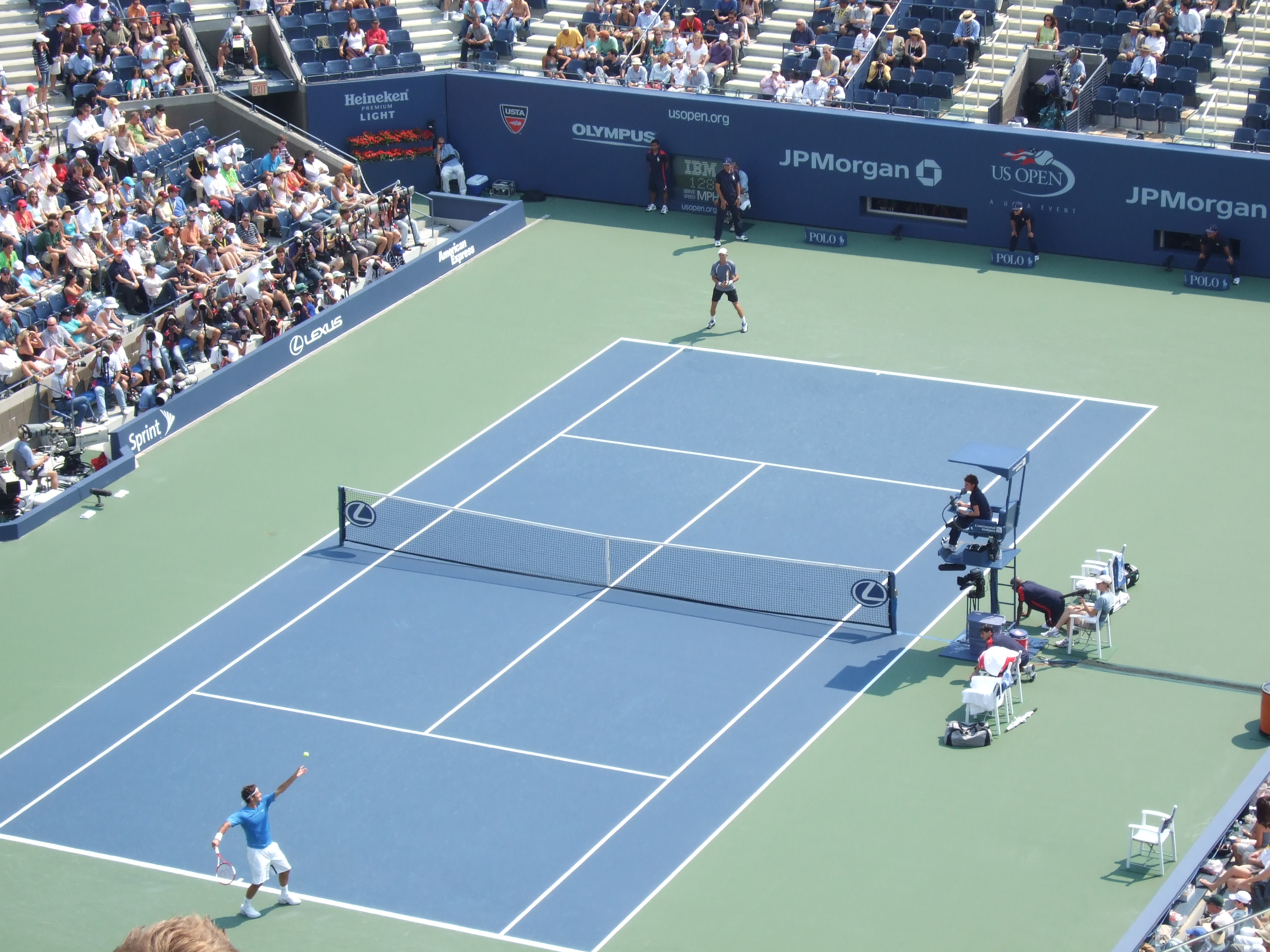 Federer_vs_Davidenko_US_Open_2006_semis.JPG