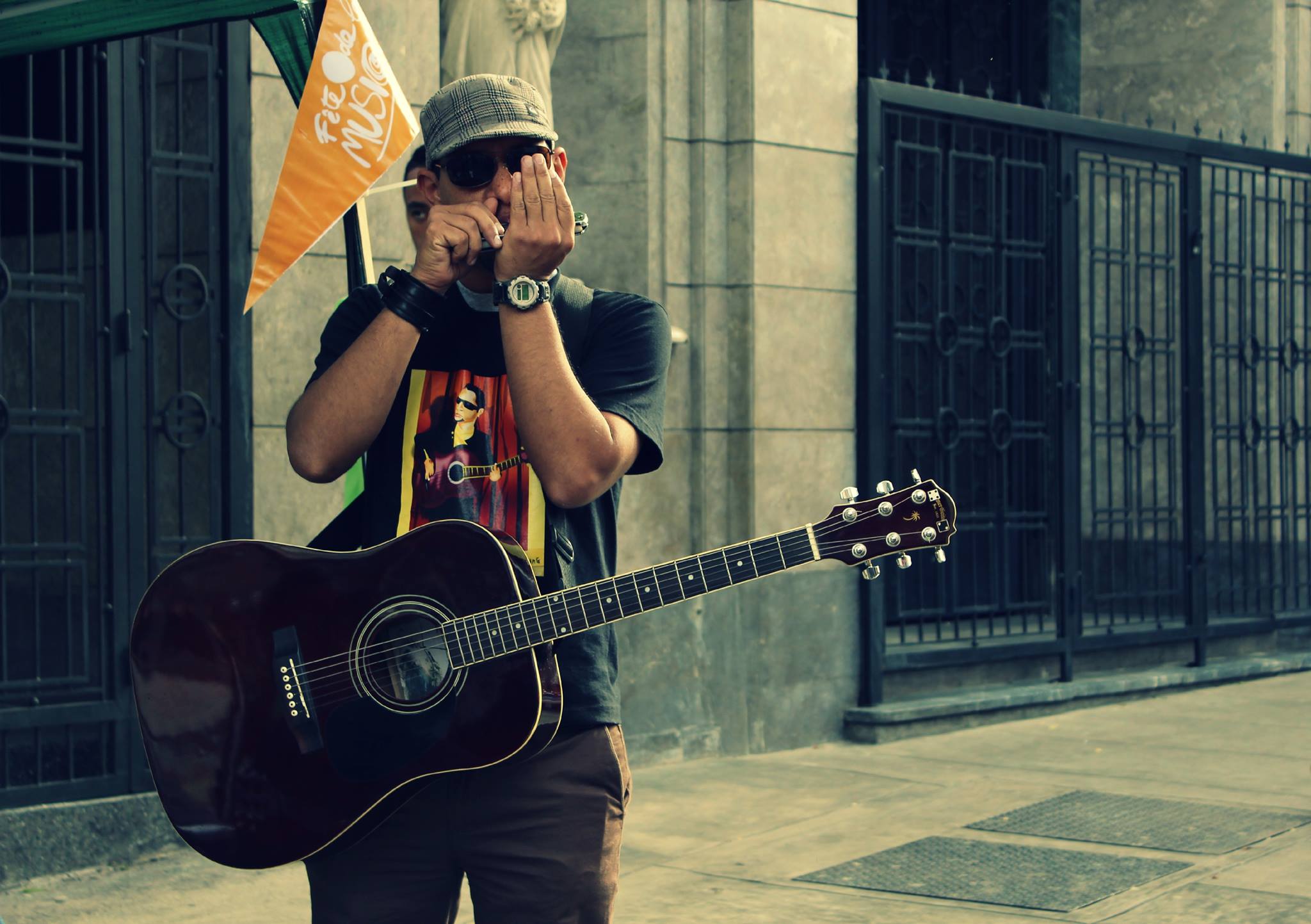 erney con la harmonica.jpg